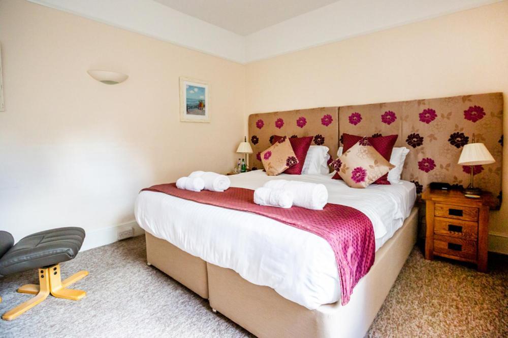 The Red Lion Hotel Cromer Esterno foto A bedroom at the hotel