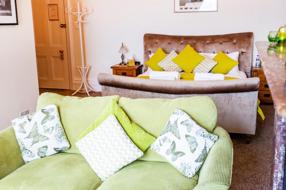 The Red Lion Hotel Cromer Esterno foto A sofa bed