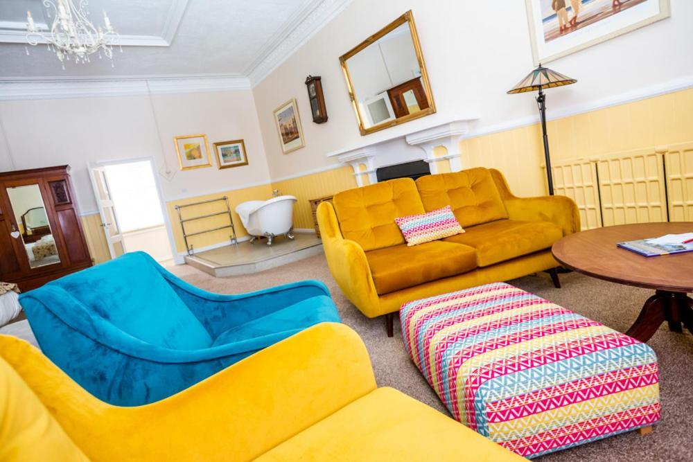 The Red Lion Hotel Cromer Esterno foto The interior of the Yellow Room