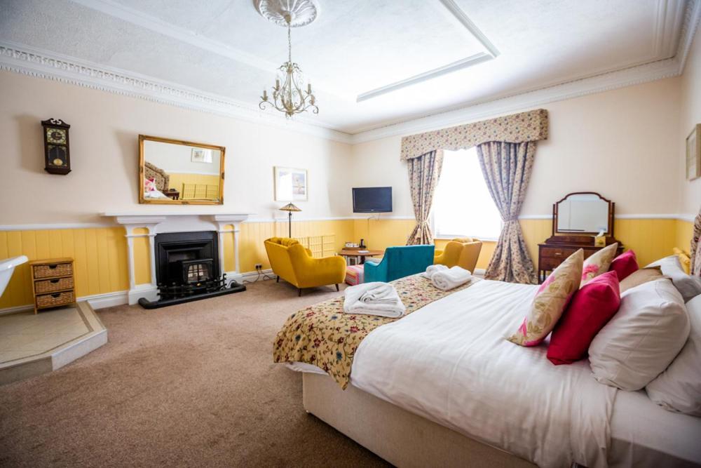 The Red Lion Hotel Cromer Esterno foto A bedroom at the hotel