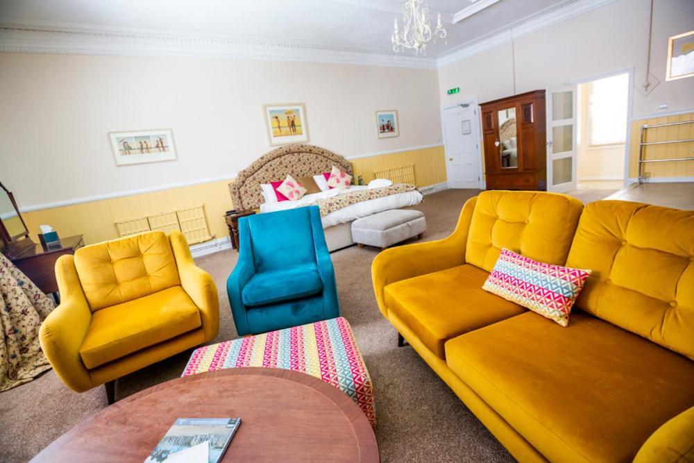 The Red Lion Hotel Cromer Esterno foto The lounge at the care home