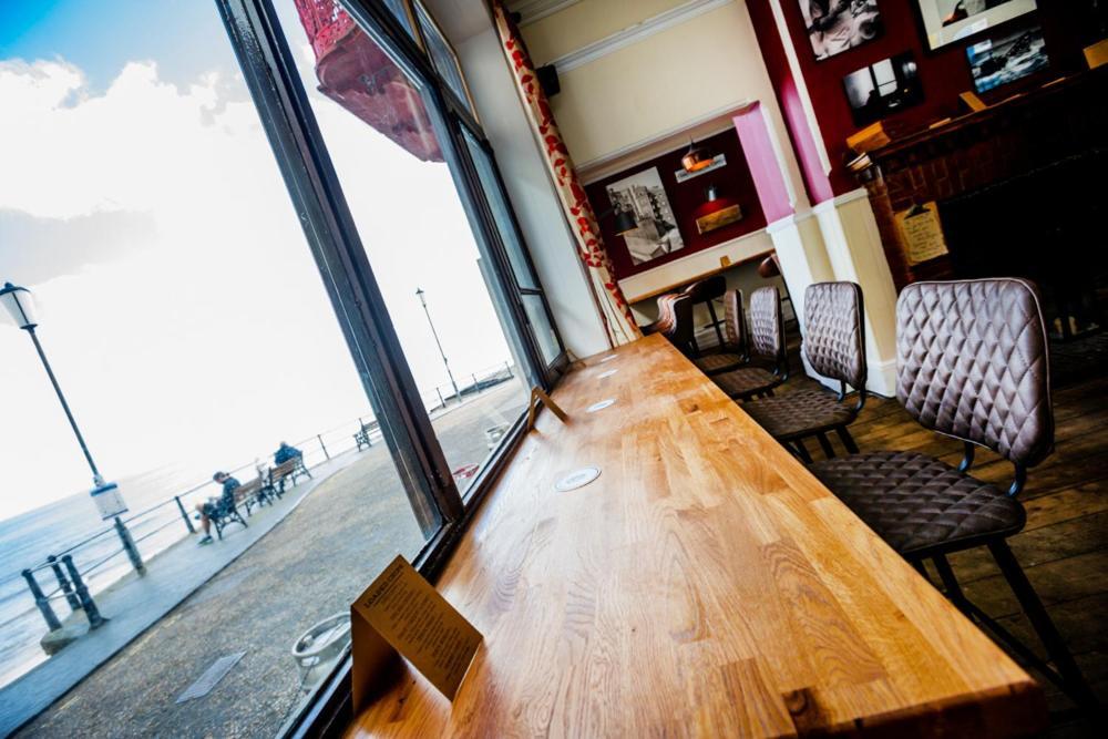 The Red Lion Hotel Cromer Esterno foto Interior of the cafe