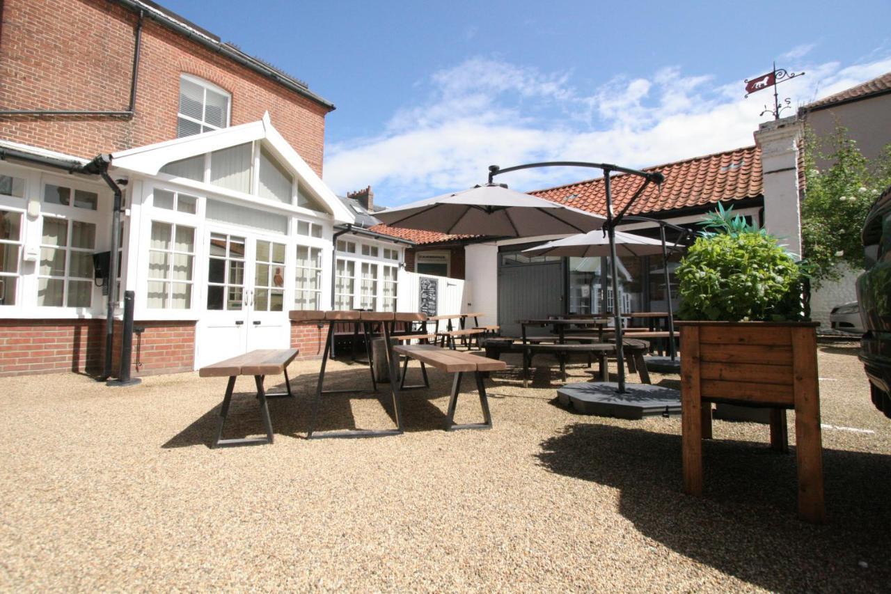 The Red Lion Hotel Cromer Esterno foto The courtyard at The Old Mill