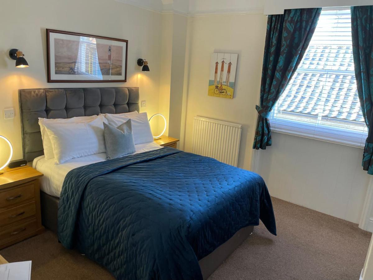 The Red Lion Hotel Cromer Esterno foto A bedroom at the hotel