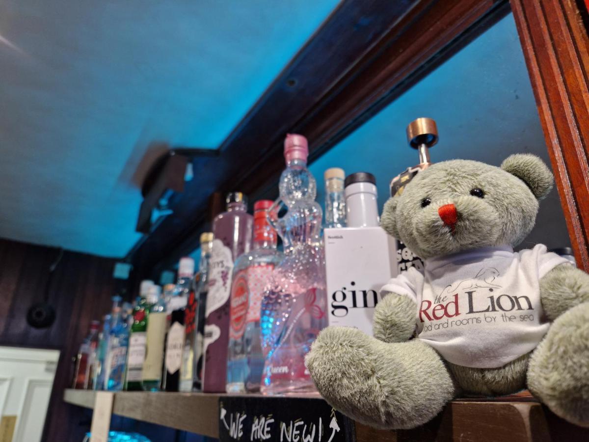 The Red Lion Hotel Cromer Esterno foto Red Lion mascot
