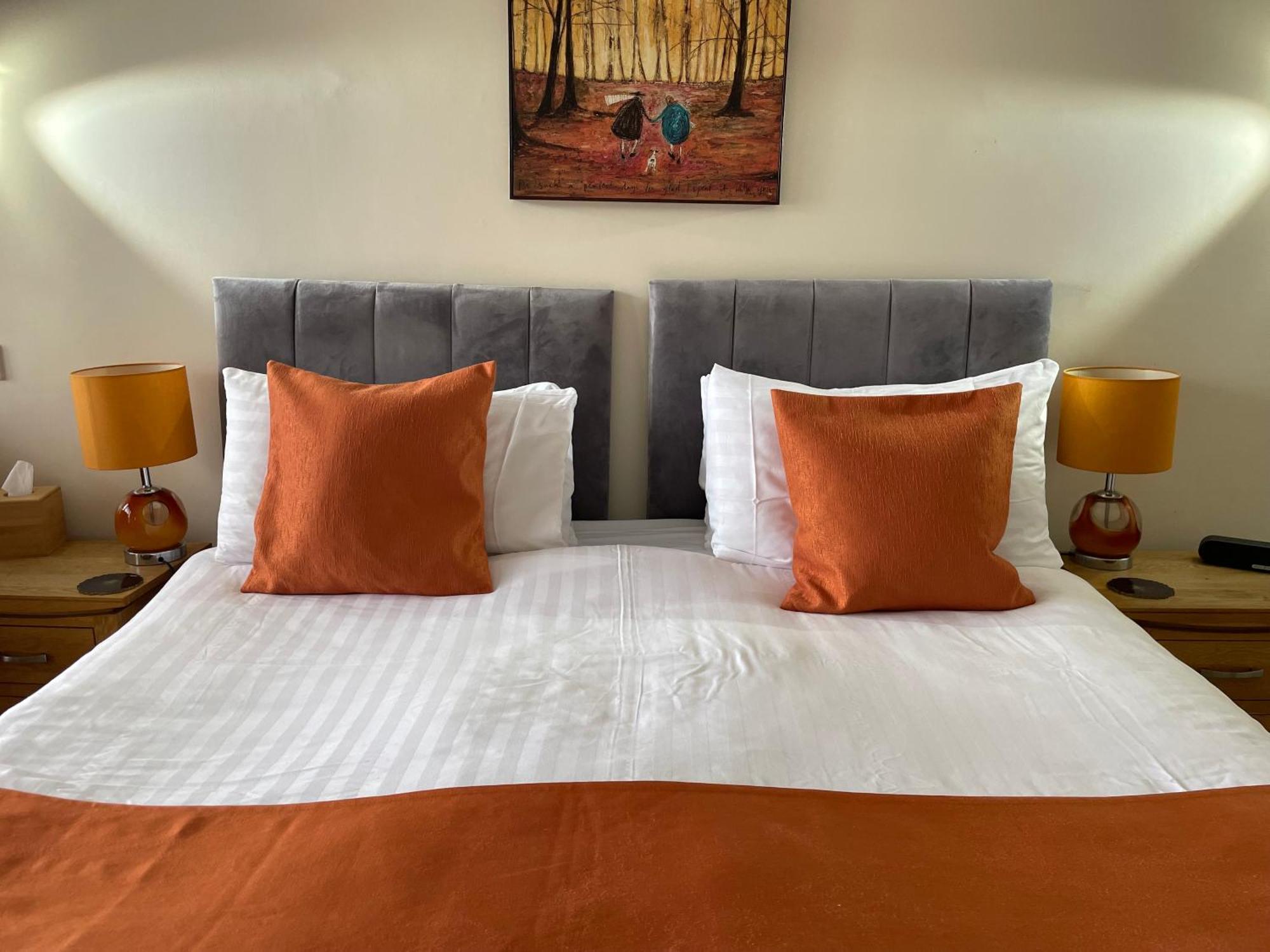 The Red Lion Hotel Cromer Esterno foto A bed with a duvet