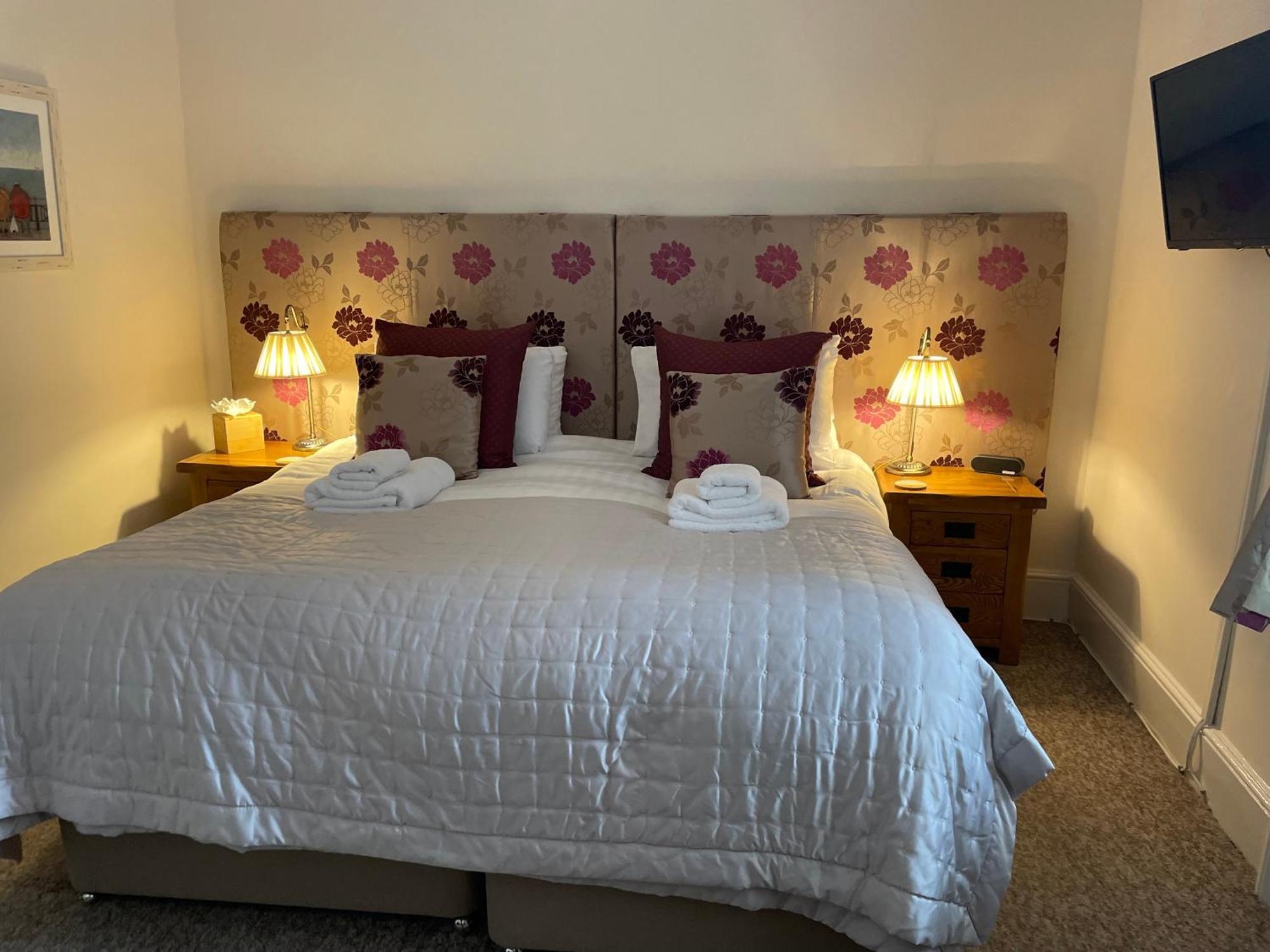 The Red Lion Hotel Cromer Esterno foto A bedroom at the hotel