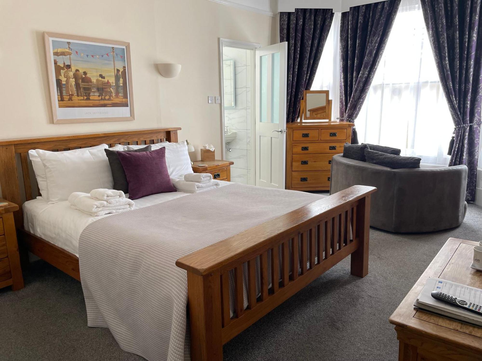 The Red Lion Hotel Cromer Esterno foto A bedroom at the hotel