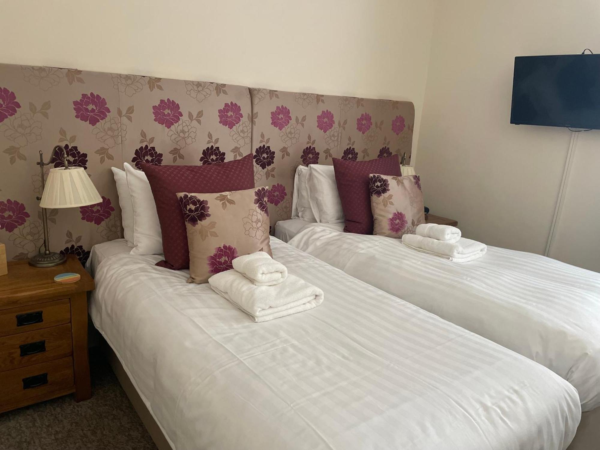 The Red Lion Hotel Cromer Esterno foto A bedroom at the hotel