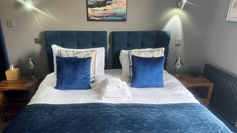 The Red Lion Hotel Cromer Esterno foto A bedroom at the hotel