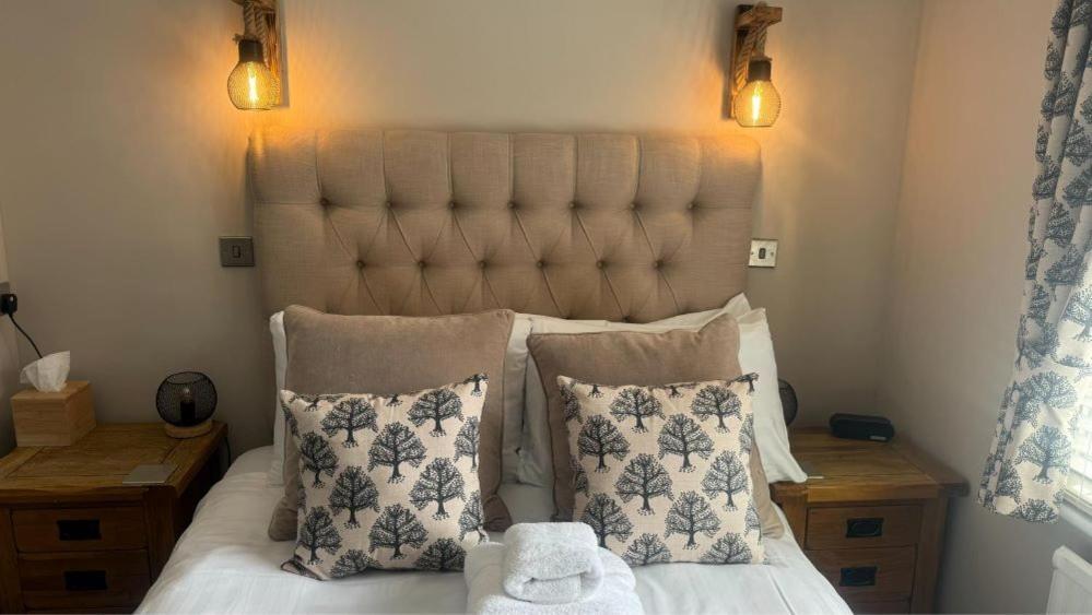 The Red Lion Hotel Cromer Esterno foto A bed with a headboard
