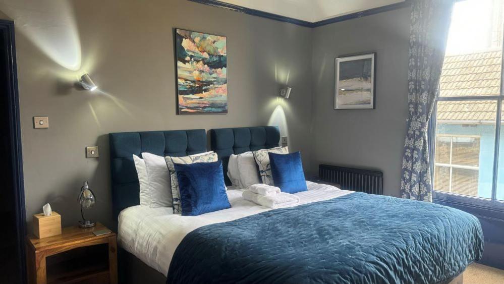 The Red Lion Hotel Cromer Esterno foto A bedroom at the hotel
