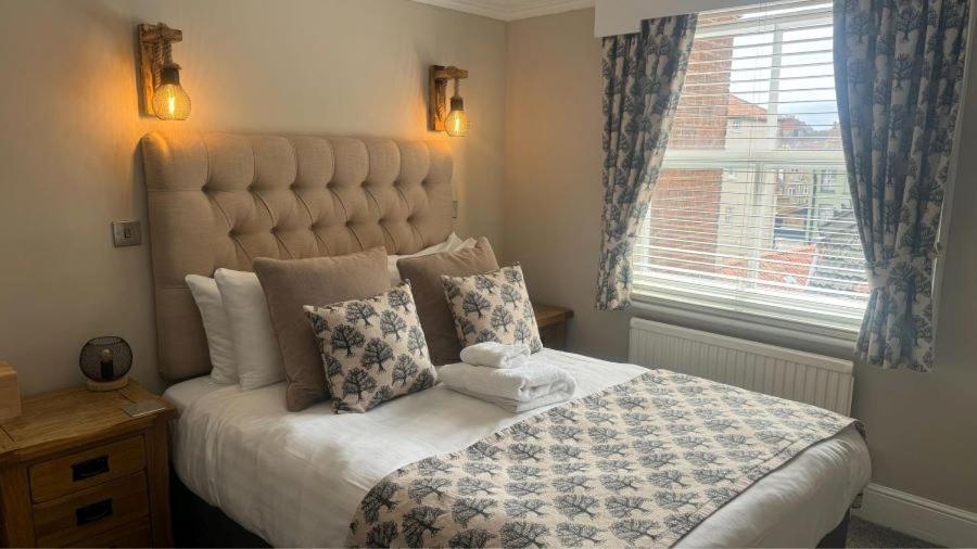 The Red Lion Hotel Cromer Esterno foto A bedroom at the hotel