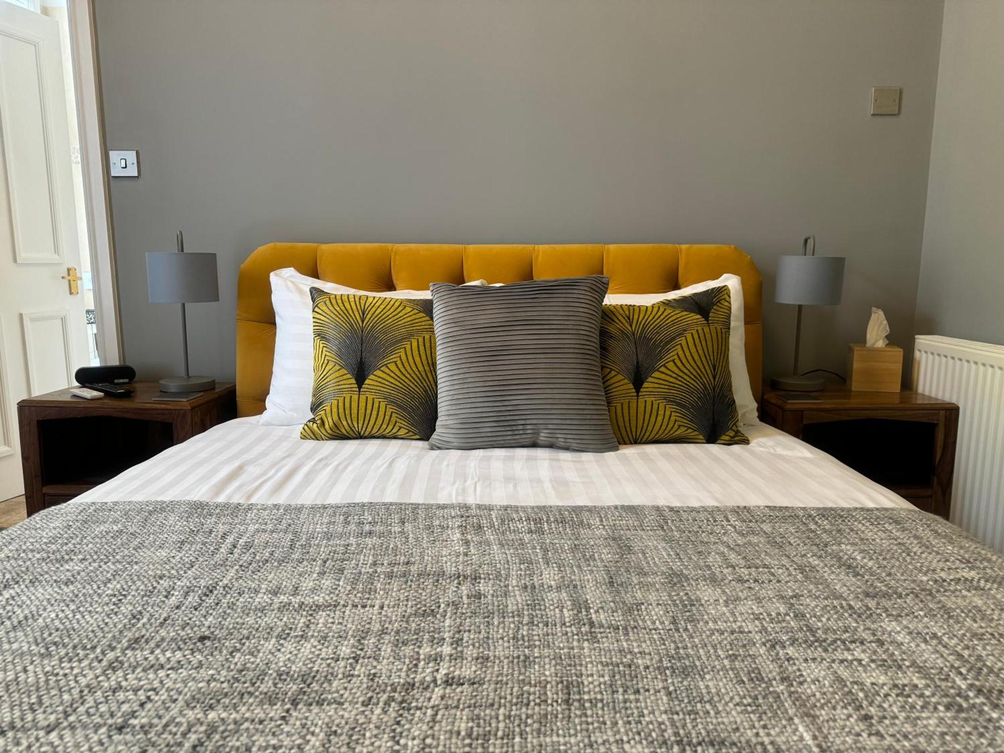The Red Lion Hotel Cromer Esterno foto A bedroom at the hotel