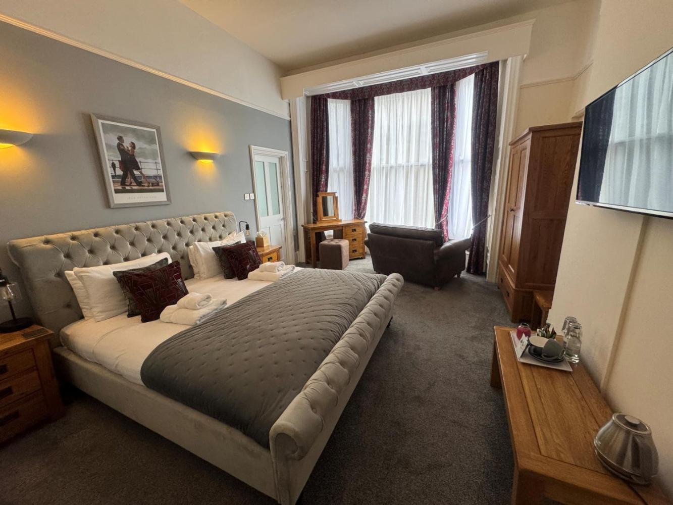 The Red Lion Hotel Cromer Esterno foto A bedroom at the hotel