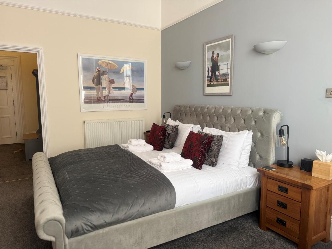 The Red Lion Hotel Cromer Esterno foto A bedroom at the hotel