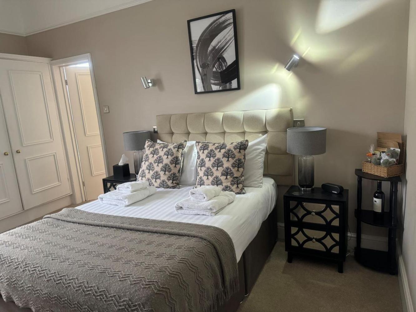 The Red Lion Hotel Cromer Esterno foto A bedroom at the hotel