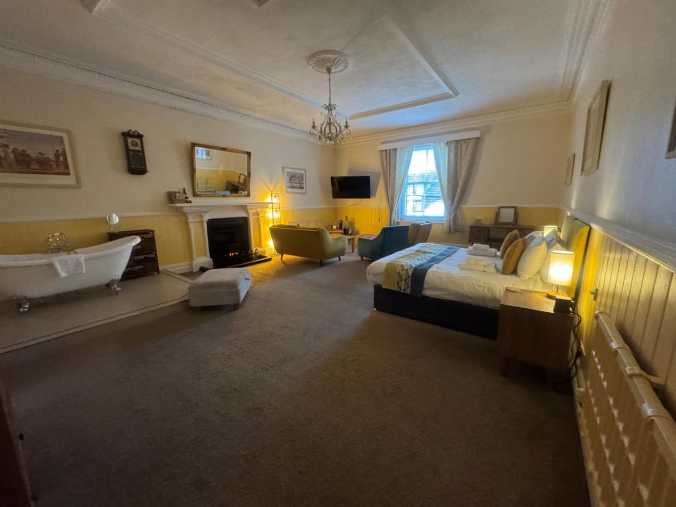 The Red Lion Hotel Cromer Esterno foto A suite at the hotel