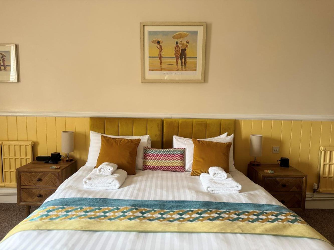 The Red Lion Hotel Cromer Esterno foto A bedroom at the hotel