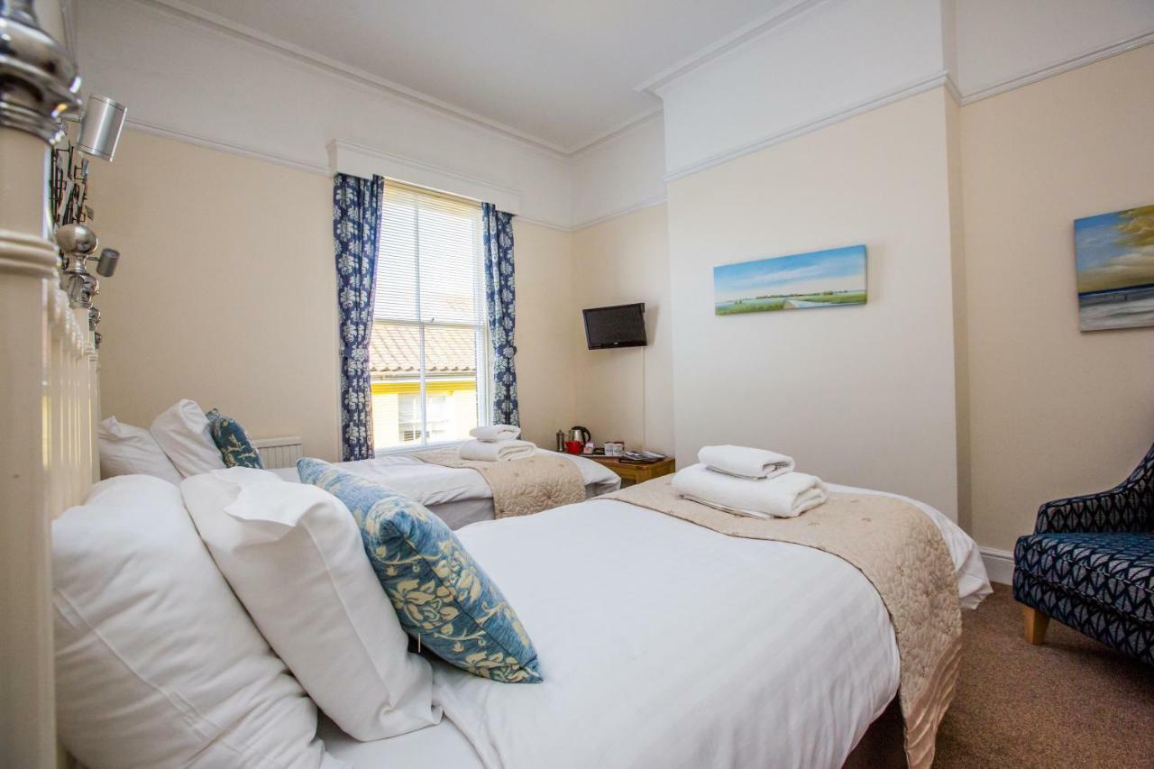 The Red Lion Hotel Cromer Esterno foto A room at the hotel
