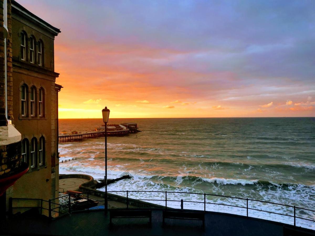The Red Lion Hotel Cromer Esterno foto Sunset at the harbour